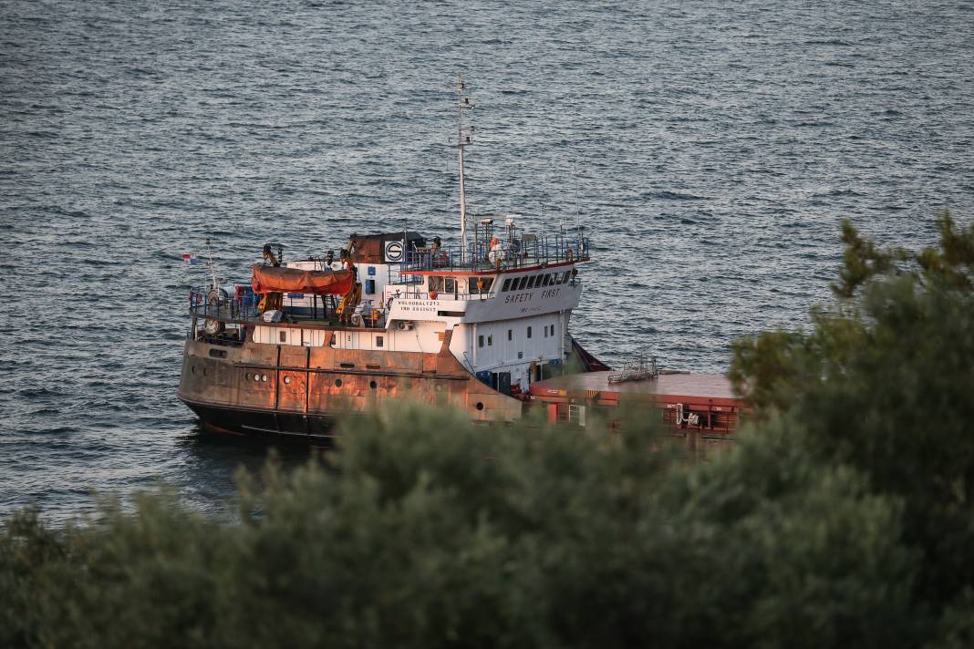 Mudanya'da karaya oturan kargo gemisi kurtarıldı 13